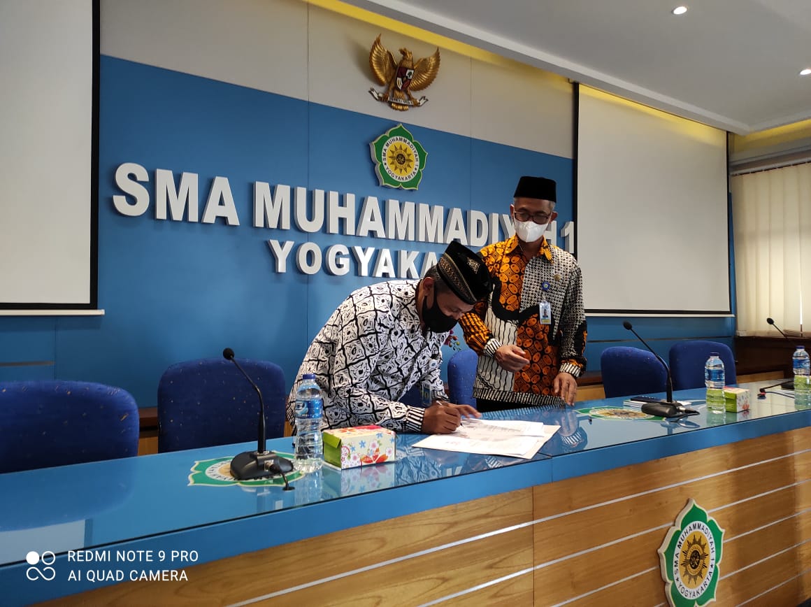 Penandatanganan MoU oleh Kepala Sekolah