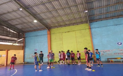 SISWA MUTU SEBAGAI PERAGA KURSUS LISENSI PELATIH FUTSAL TK I NASIONAL